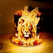 Vaikka jääkiekon MM-kisat on pelattu jo, meiltä saa silti kaikenlaisia leijonia omaan makuun! Tässä horoskooppikakku, voit koristella kakkukuvaa myös syötävällä glitterillä. Suuri kiitos kuvan lähettäjälle, todella hieno kakku!#Kakkupaperi_fi #Kakkukuva #Juhla #Juhlapäivä #Leivonta #Leipominen #Leijona #syntymäpäivä #Horoskooppi #glittering